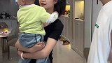 儿子不让舅舅抱，听到有房后态度大变。孩子你早说呀