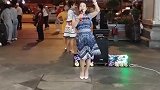 柔弱的街头女歌手唱起《干就完了》霸气十足，动感的扭舞更是好看