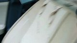 丢人啊，原来头枕还有隐藏功能，车落水后翘碎窗户。