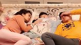 趁儿子睡着，爸爸妈妈本想浪漫一下，下一秒，闺女是来讨债的吗