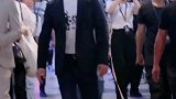 吴京每次出席活动，都会穿这双鞋子，你看出有何特别之处了吗