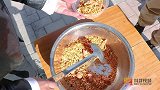 工地恶霸打饭不讲理，大圣联合大厨套路，在锅里放定时炸弹