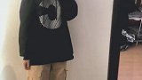 小姐姐长发及肩，穿黑色连帽宽松卫衣搭卡其色哈伦裤，好看又时尚