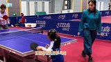 未来的世界冠军前国乒一姐王楠教女儿打球，岁笑笑像个小大人