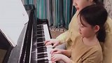 黄磊带多妹和张一山拍MV，孙莉调动肢体指导女儿，一家互动超甜蜜