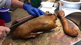 烧腊店师傅刀法很讲究，3把祖传宝刀，每把刀砍不同的部位