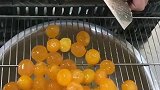 敲鸡蛋这手速厉害了，敲这么多蛋干嘛呀