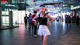 三里屯街拍，小白裙妹子戴个猪头，是要当最美的猪八戒吗？