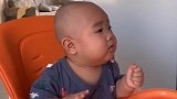 小宝宝坐在椅子上，突然露出发狠的表情，小模样简直要萌翻了！
