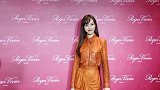 罗晋助理遭“碰瓷”粉丝手机被助理碰摔掉，唐嫣表情无奈快步走