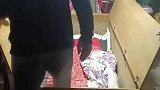 家徒四壁，只能睡衣柜了