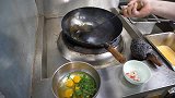 韩国路边小餐馆做中国蛋炒饭，宽油滑锅炒蛋炒饭一气呵成