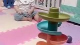 见识一下什么叫连锁反应，松手的那刻，宝宝的反应笑喷了！