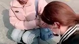 小姐姐遇到难过的事蹲在地上哭泣