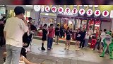 狗狗和网红青蛙对峙，谁输谁赢一目了然