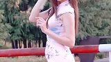 时尚街拍河边的小姐姐美如画，据说这样的身材很旺夫，对吗