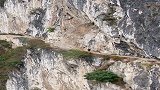 通往村里的悬崖栈道，你敢走吗.