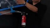 物理老师讲解内燃机原理，手工制作“等离子炮”进行演示。网友：这样的课堂氛围爱了！