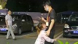 街头遇见的痴情女孩，现场给男朋友下跪，留不住的爱情就放手吧！