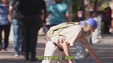 街头测试小伙装盲人撒落100万现金，情侣的反应绝了！