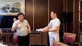 没真本事不敢参加朋友聚会，广东大叔一秒揉碎烟灰缸网友真人也