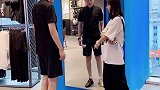 刚给老公买鞋那个店长对我说：你女儿跟你真像 你女婿看起来跟你没差几岁吧！你真年轻！当时我差点就晕过去！-琪宝