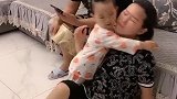 让你把妈妈的椅子拿走害妈妈摔倒，看我不打你