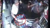 男子买酒怀疑没找零钱 拔出刀就向店主一家砍去