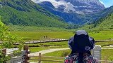 “后来还是我一个人来了稻城亚丁，一个人爬了雪山，一个人看了牛