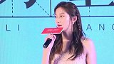 关晓彤戴棒球帽穿黑色羽绒服活力十足 双腿细长十分抢镜