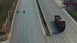 这司机胆子真大妄想横跨四车道，直接逼停了罐车！