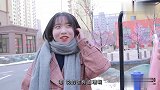 美女街头买衣服，不料多付款100元，这是什么情况