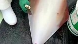 在海上捕上来新鲜鱿鱼，渔民现场制作鱿鱼丝