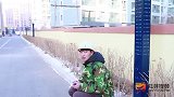 农民工向美女买水喝，美女免费赠送，只因农民工的一个举动
