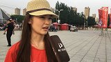 中超-17赛季-辽宁美女球迷助威主队：保持平常心 辽足加油-新闻