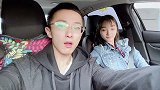 女朋友大舅和小伙喝酒，小伙喝不动了，女友姥姥拿起啤酒直接干了
