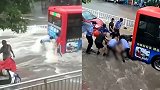 淄博遭暴雨袭城道路变“海” 女子被冲进公交车底不幸溺亡