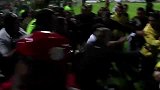 足球-15年-马拉多纳再生事端 友谊赛后暴踹安保人员击打摄影师-新闻