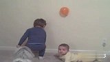 [育儿]兄弟俩上演超搞笑的气球魔术