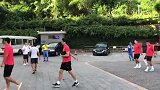 现场-恒大众将提前“热身” 徒步走上越秀山体育场