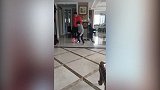 宅家不闲着!李彦带娃家中客厅连起来了 狂秀无敌球技