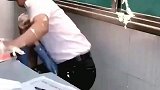 老师将蛋糕抹学生脸上撒腿就跑，网友这表情多少带点私人恩怨