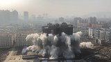 河南信阳18层新建大楼爆破 起爆瞬间500米外手机抖动