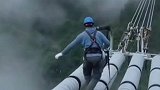 电力工人高空作业守护万家灯火！我们看着腿软却是他们的日常！