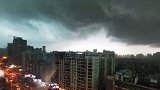 湖北武汉：一秒天黑！突降暴雨，狂风将屋顶板掀翻