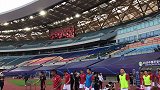 广州恒大球员入场热身 现场大屏幕播放羊城球迷助威视频