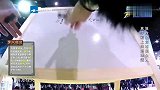 关晓彤和鹿晗同台，两人甜蜜击掌，鹿晗的眼神满满的都是宠爱！