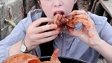 说实话我有点羡慕这位姑娘，可以在渔船上吃到这么多的海鲜