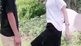 叔叔的行为有点粗鲁