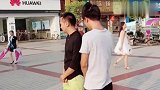 网红熊发个传单这么霸气吗？还要甩一耳光给路人